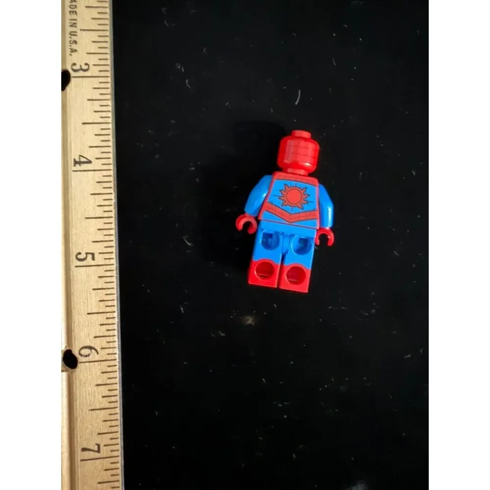 Lego Spider man minifig red and blue suit with classic spider logo